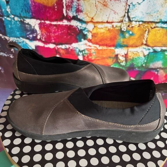 Cloudsteppers By Clarks Womens Comfort Shoes Brown Soft Cushion Slip On Size 7 M - Picture 4 of 7